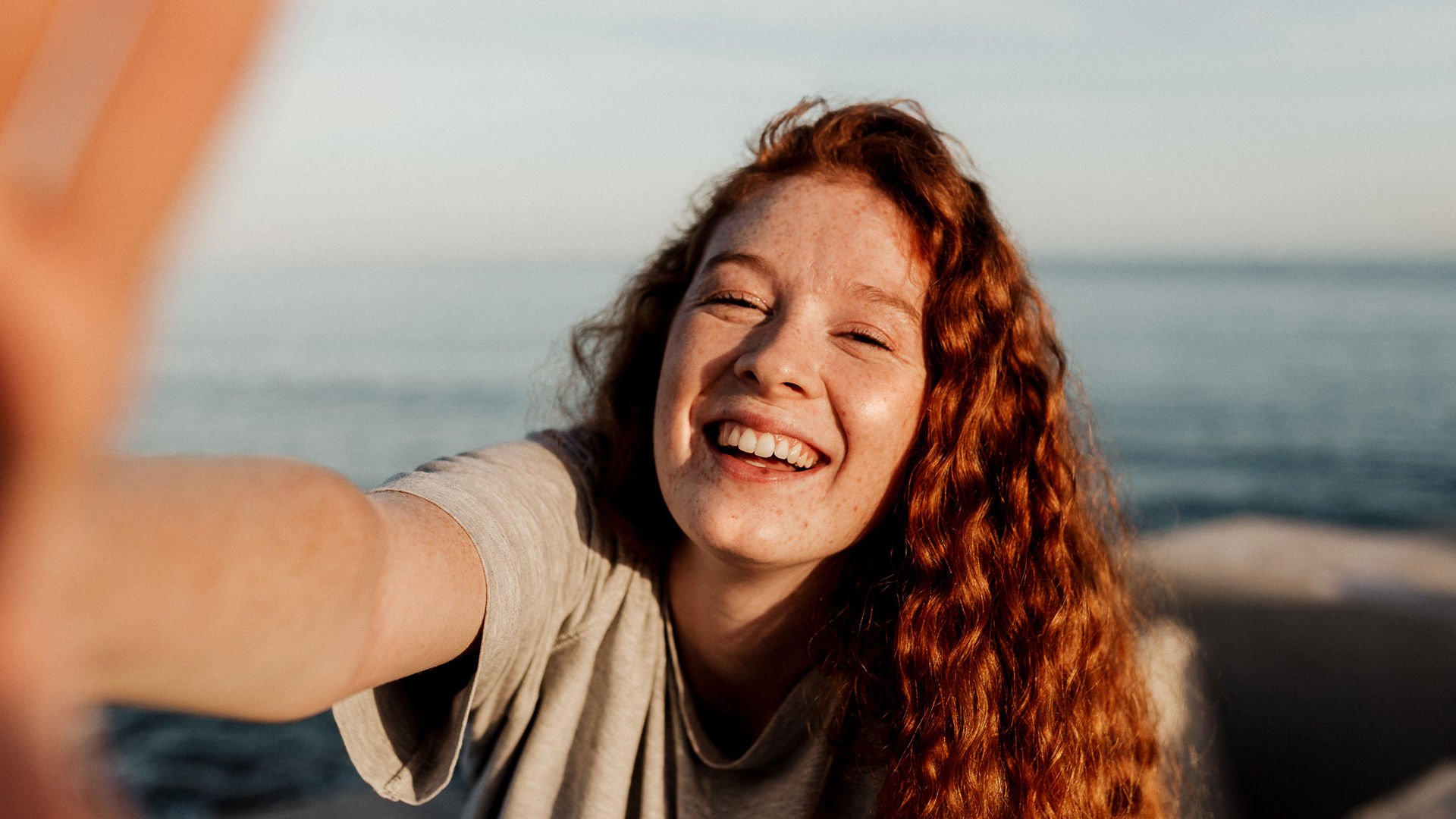 girl on the geelong waterfront taking a selfie